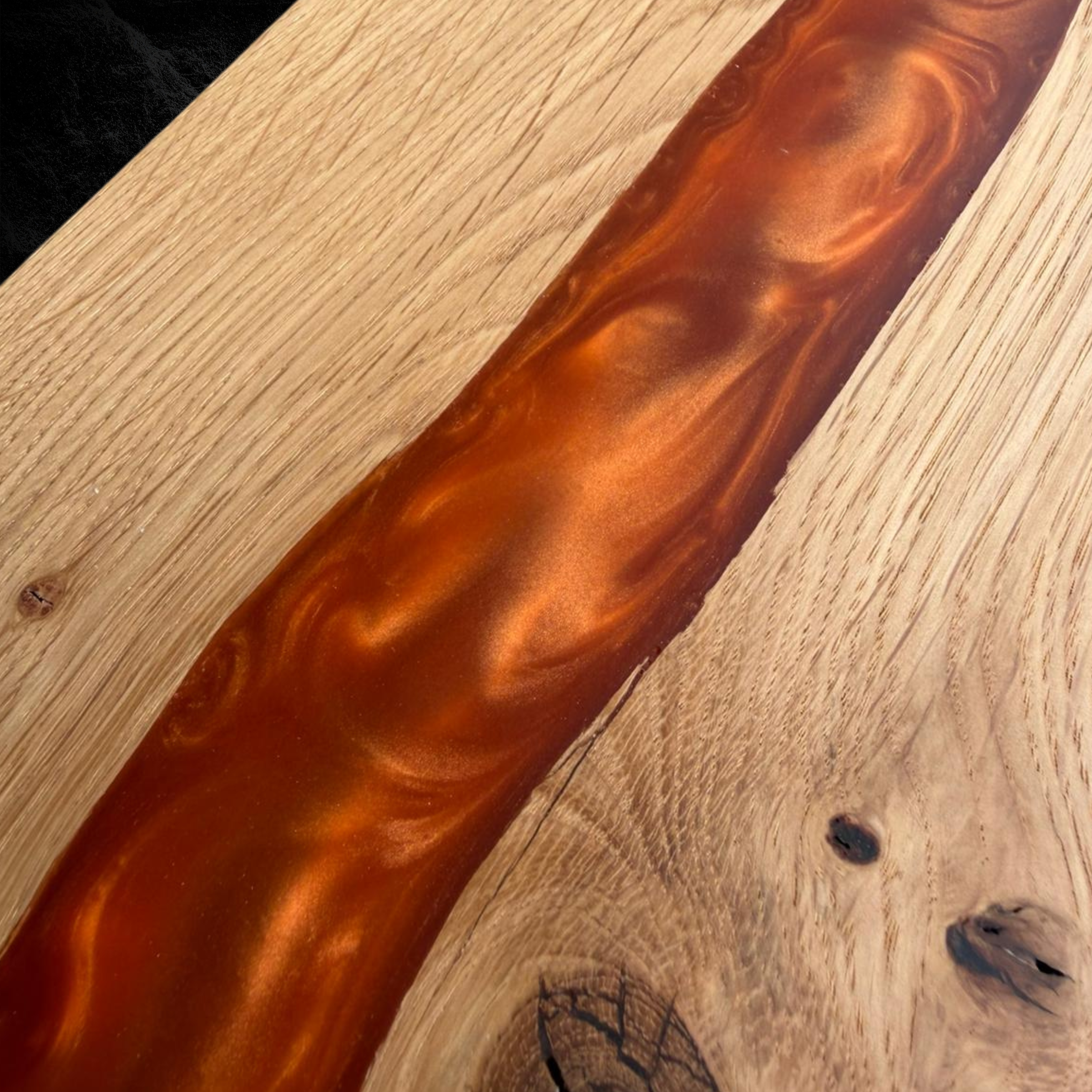 Servierbrett aus Eichenholz mit orangenem Epoxidharz – Bild 4